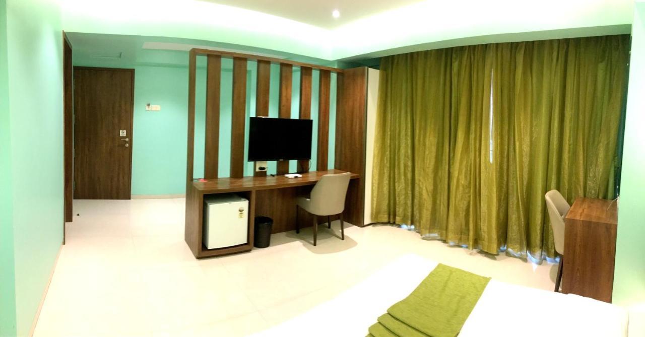 Hotel Seven Oaks Navi Mumbai Kültér fotó